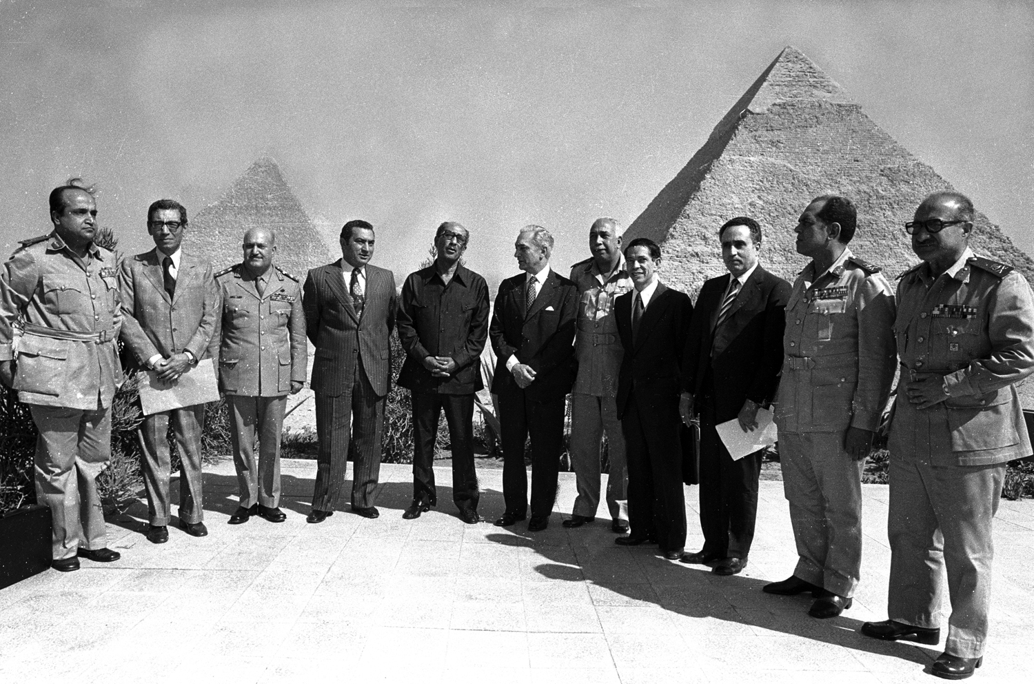 Egyptian President Anwar Sadat with his Cabinet at the Pyramids in Giza, outside Cairo, 1980. : Sadat-Mubarak 1978-1981 : BILL FOLEY 