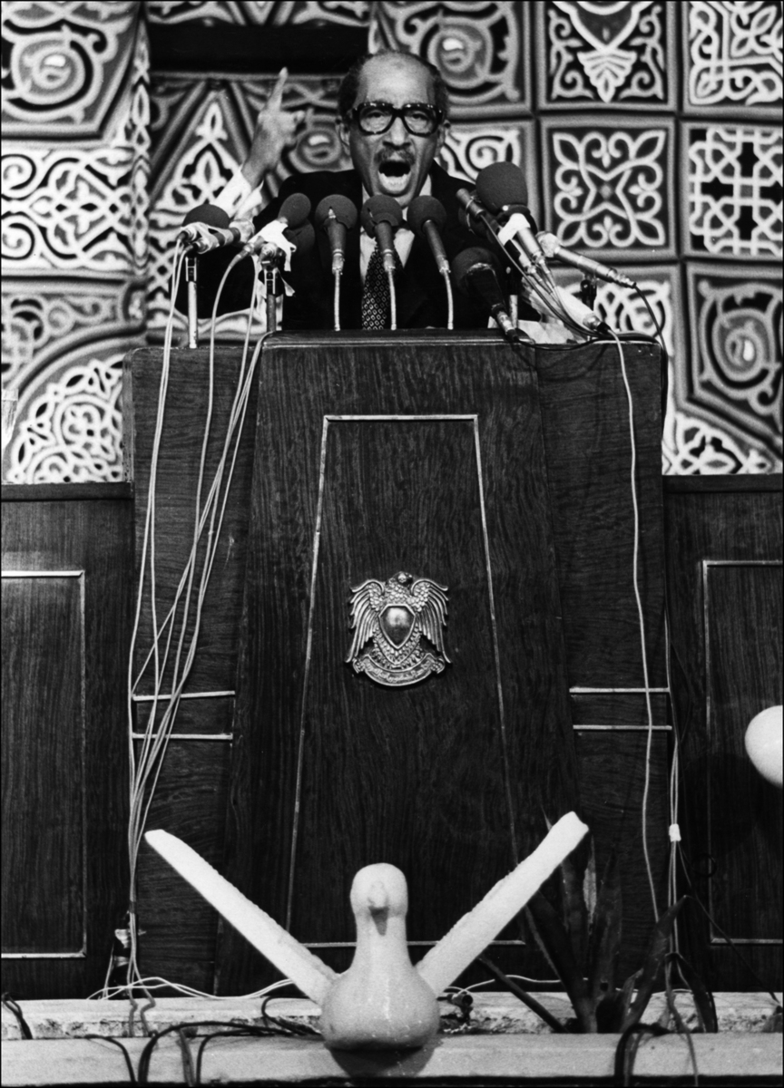 Egyptian President Anwar Sadat gestures during a speech 1980. : Sadat-Mubarak 1978-1981 : BILL FOLEY 