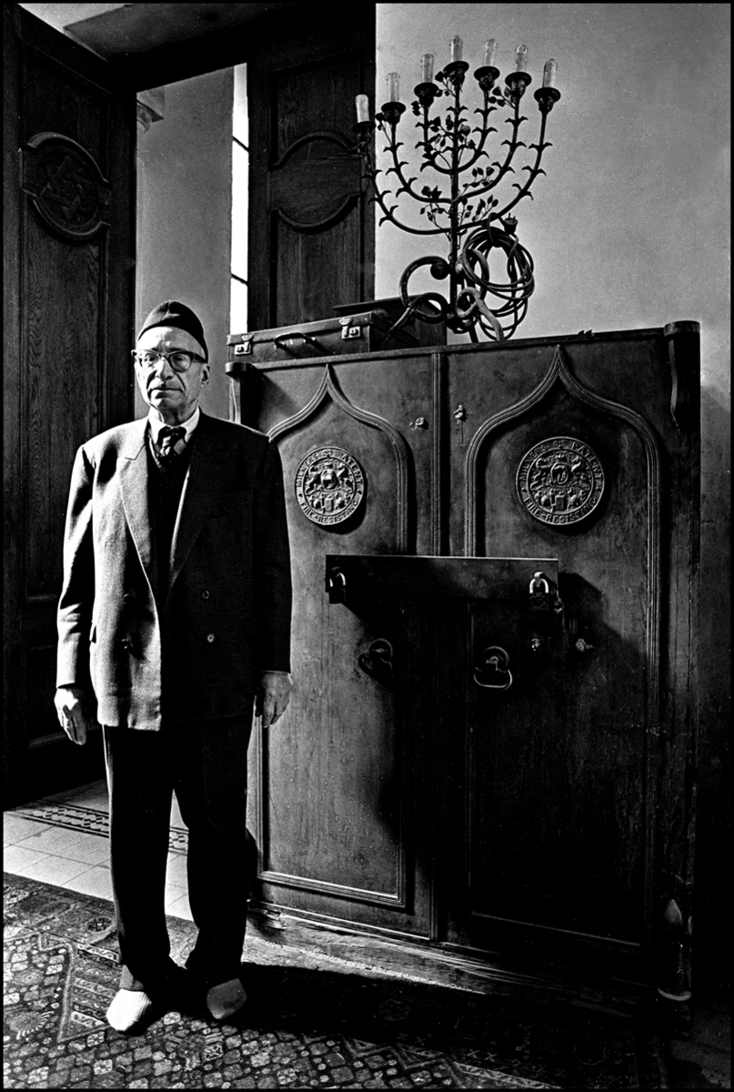 Cantor at the Adley Street Synagogue, Cairo 1980. : Egypt 1978-2018 : BILL FOLEY 