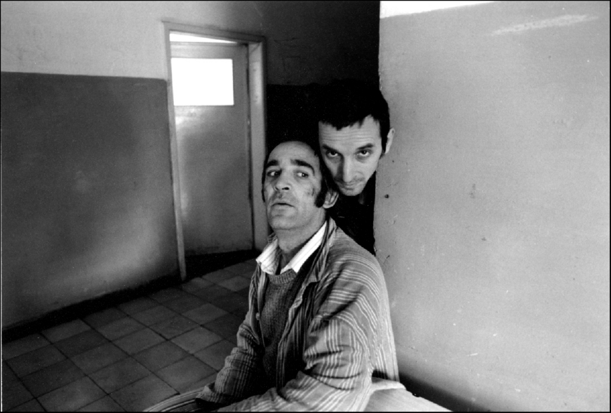Looking at a visitor in Elbasan, Albania Mental asylum for adults 1992
 : Albania 1992 : BILL FOLEY 