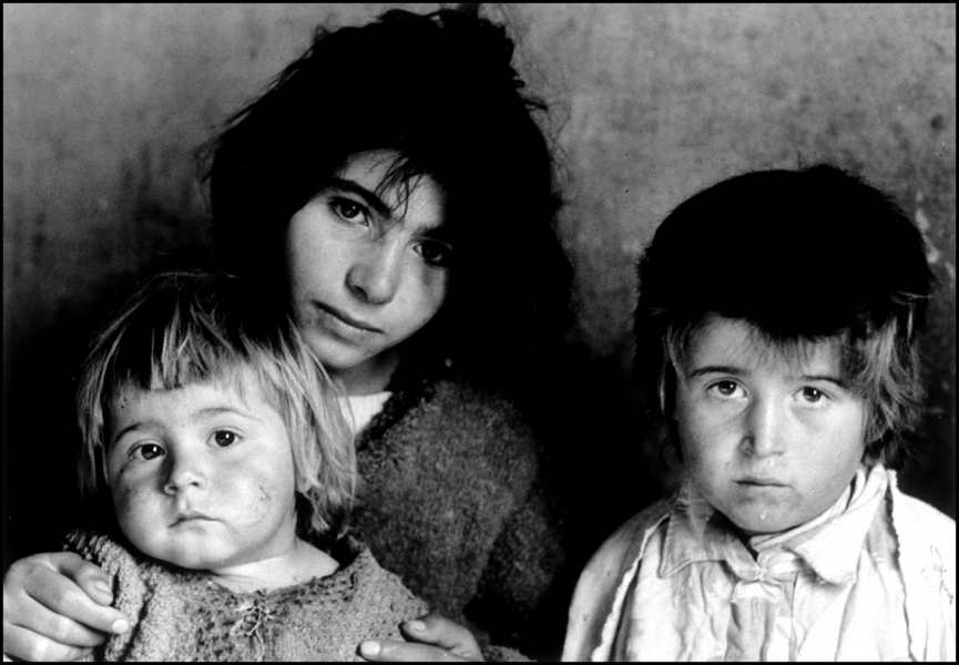 Family, Elbasan,Albania 1992 : Albania 1992 : BILL FOLEY 