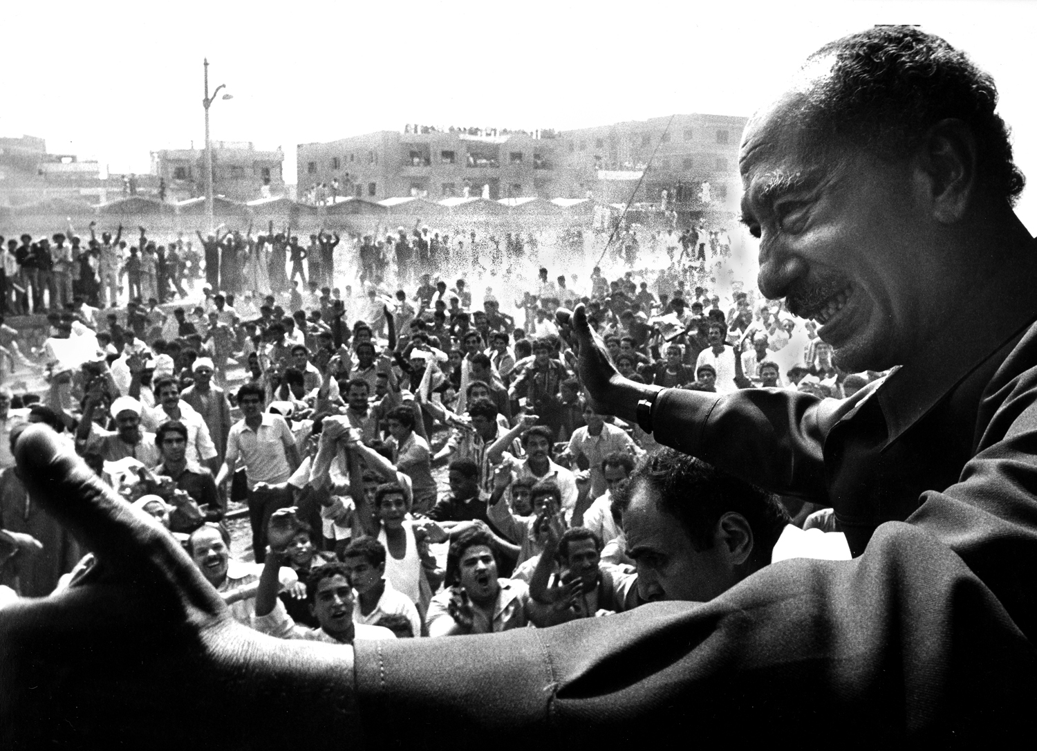 Egyptian President Anwar Sadat greets delta residents from his train on a tour of Egyptian towns in the Nile delta, North of Cairo. : Sadat-Mubarak 1978-1981 : BILL FOLEY 