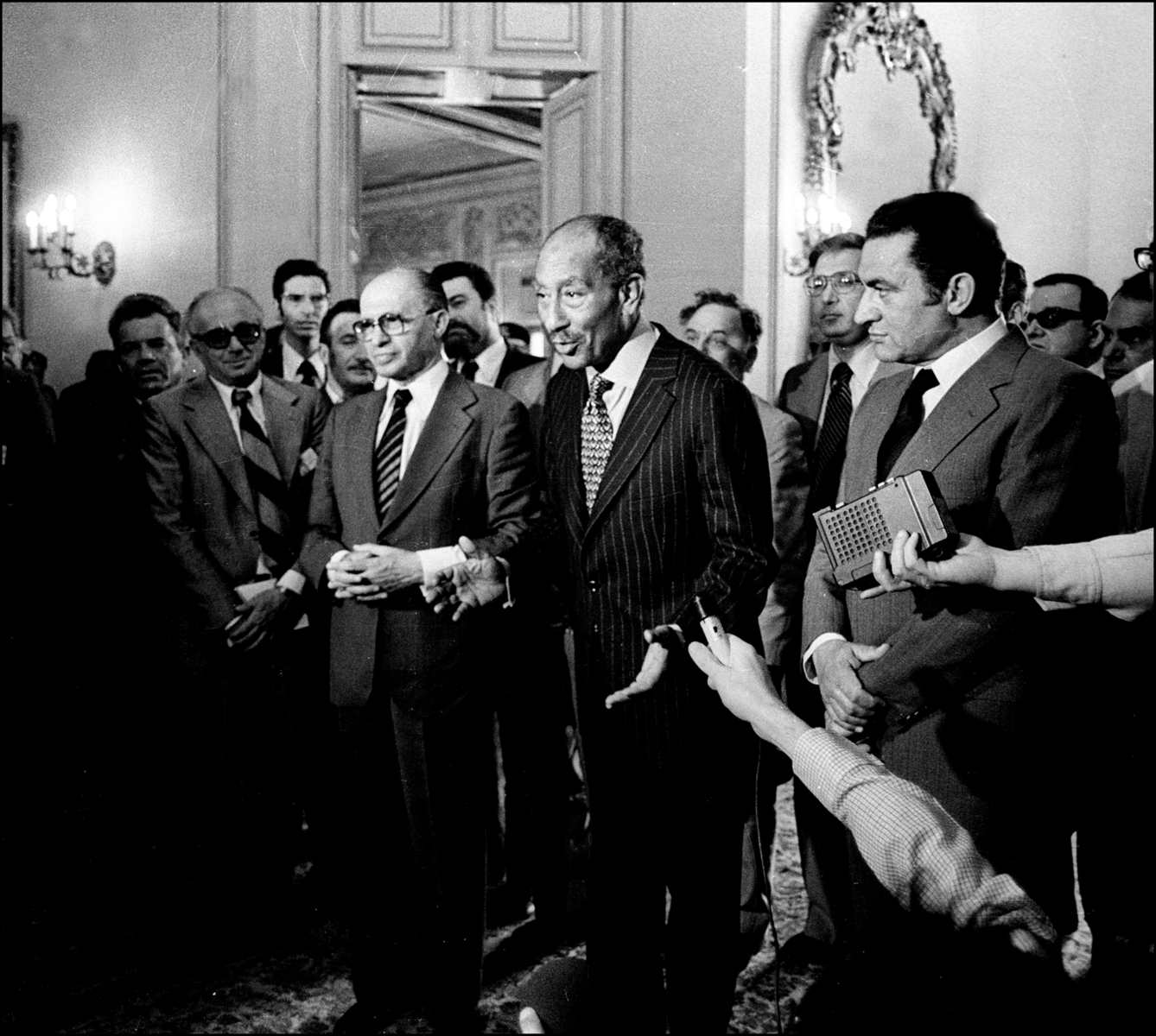 President Sadat gestures as he speaks during Press conference with Israeli Prime Minister Menachem Begin, as Egytian VP Hosni Mubarak (R) looks on. : Sadat-Mubarak 1978-1981 : BILL FOLEY 