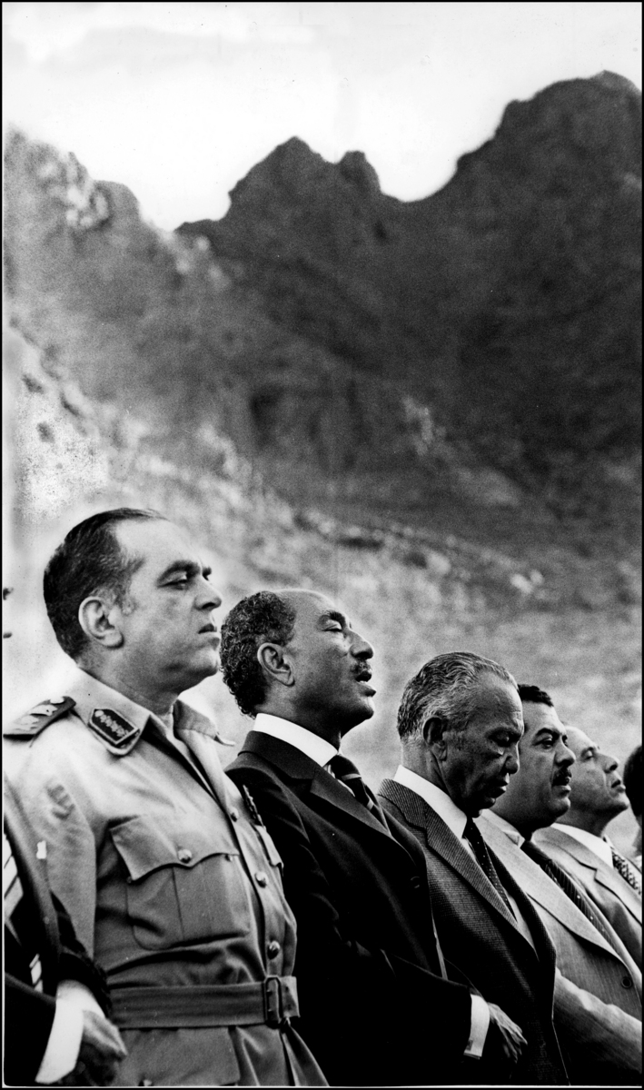 Egyptian President Anwar Sadat Prays at Mt. Sinai. : Sadat-Mubarak 1978-1981 : BILL FOLEY 