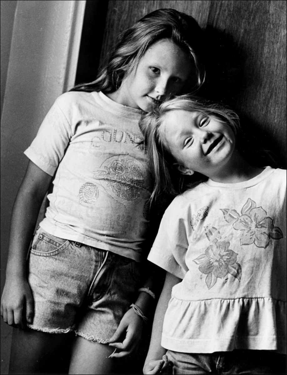 Sisters at home. : Carmel Hill Harlem NYC 1995-2000 : BILL FOLEY 