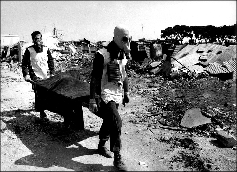 Another Victim of the Sabra and Chatilla Massacre carried on stretcher. 1982 : Sabra Chatilla Massacre Beirut 1982 Pulitzer series : BILL FOLEY 