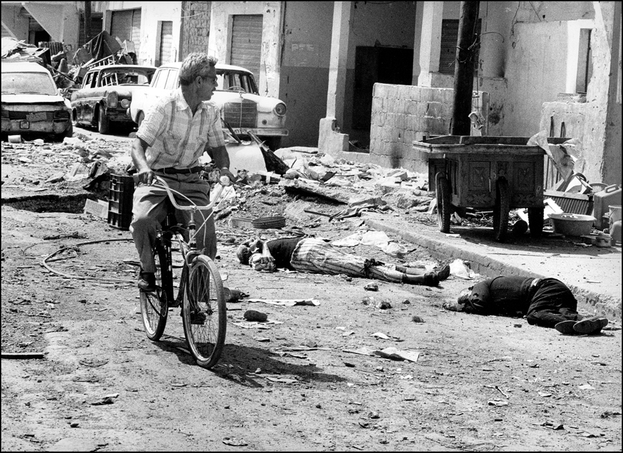 Bodies of Palestinians killed during the Sabra-Chatilla massacre lie in camp main street. 1982 : Sabra Chatilla Massacre Beirut 1982 Pulitzer series : BILL FOLEY 