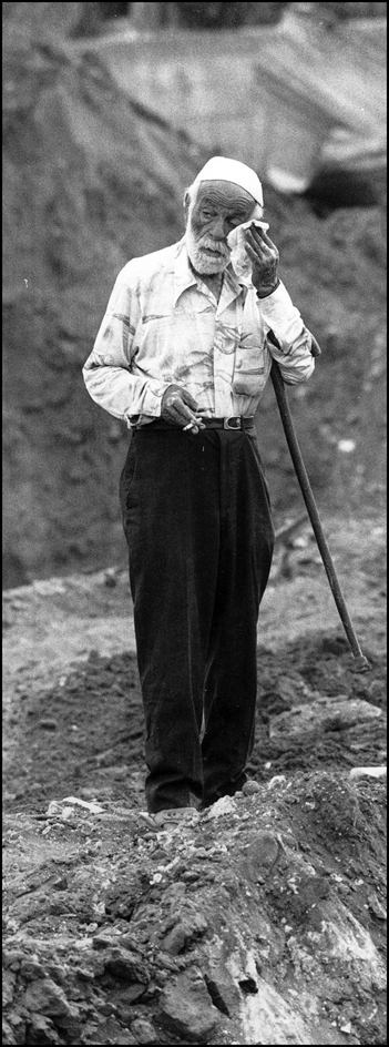 Survivor sheds tears for relatives at site of mass grave, Sabra camp, Beirut 1982. : Sabra Chatilla Massacre Beirut 1982 Pulitzer series : BILL FOLEY 