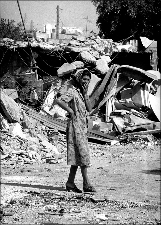 Palestinian woman observes Sabra camp after massacre.1982 : Sabra Chatilla Massacre Beirut 1982 Pulitzer series : BILL FOLEY 