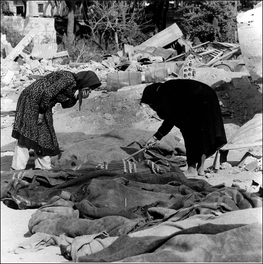 Palestinian women search for relatives missing after massacre. : Sabra Chatilla Massacre Beirut 1982 Pulitzer series : BILL FOLEY 