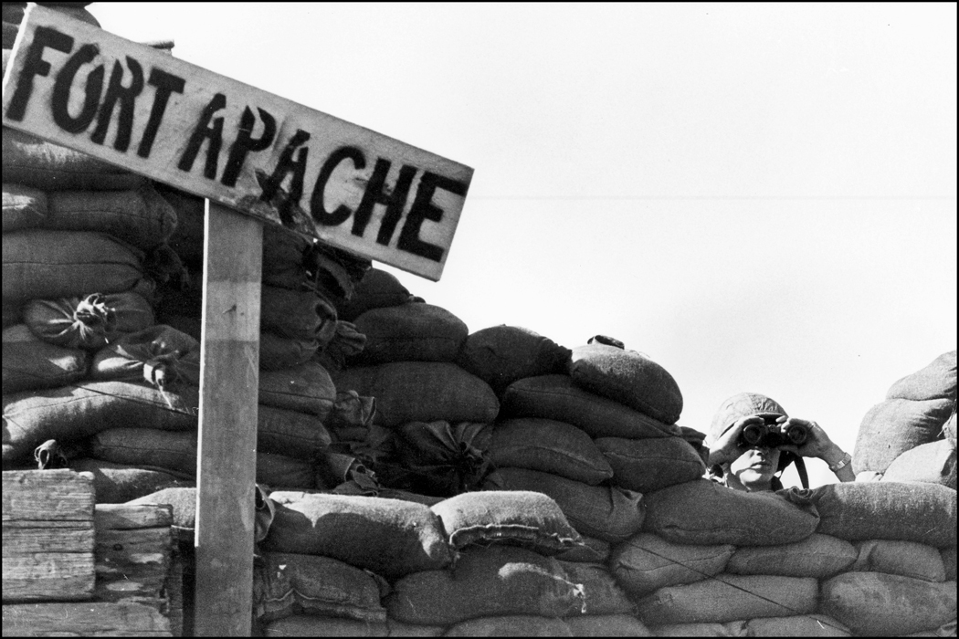 US Marine looks through binoculars as he observes base perimeter from his Fort Apache position. 1983 : USMC in Beirut 1982-1983 : BILL FOLEY 