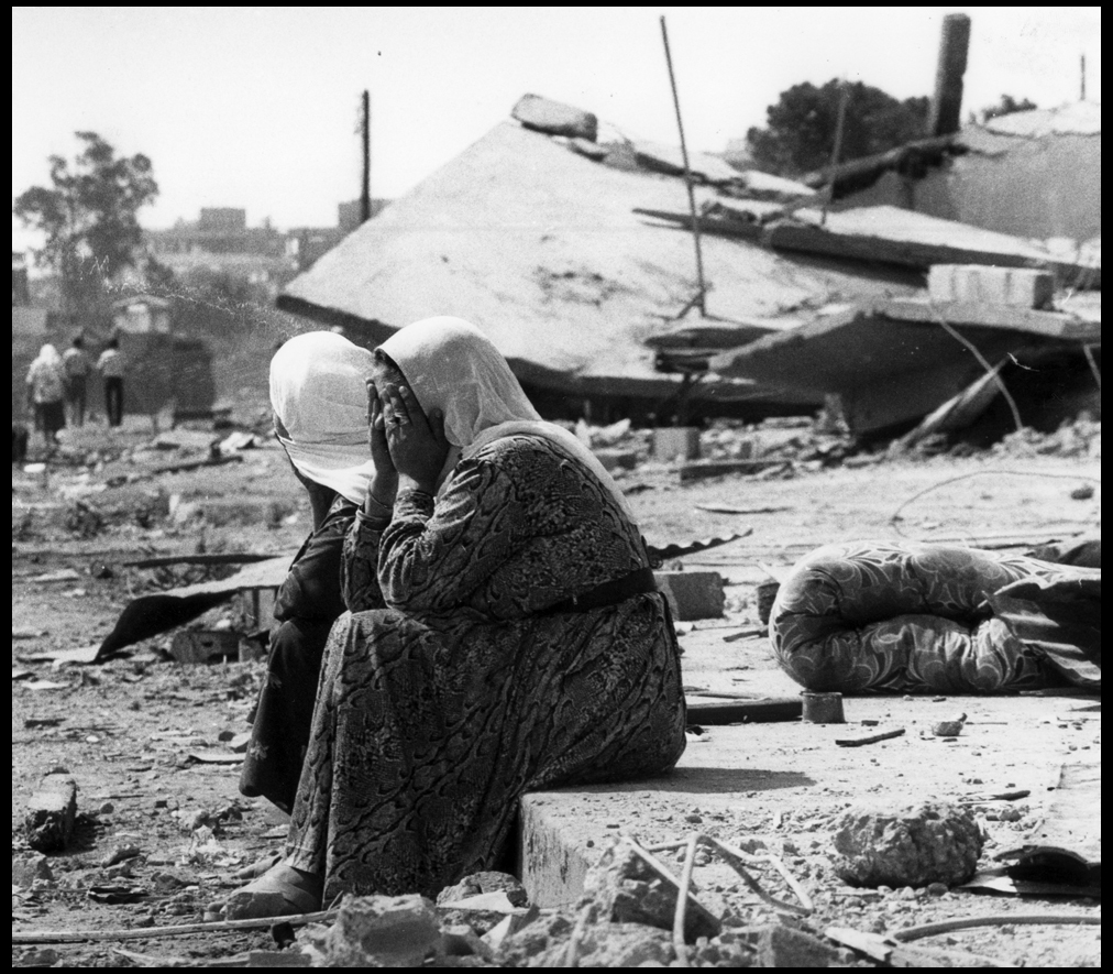 Palestinian women cry after they found the bodies of their relatives killed in the massacre. Sept. 1982 : Sabra Chatilla Massacre Beirut 1982 Pulitzer series : BILL FOLEY 