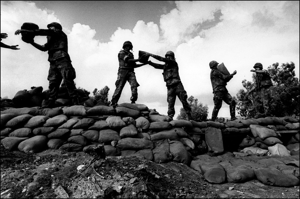 Marines reinforce positions at Beirut airport.Nov.1983 : USMC in Beirut 1982-1983 : BILL FOLEY 