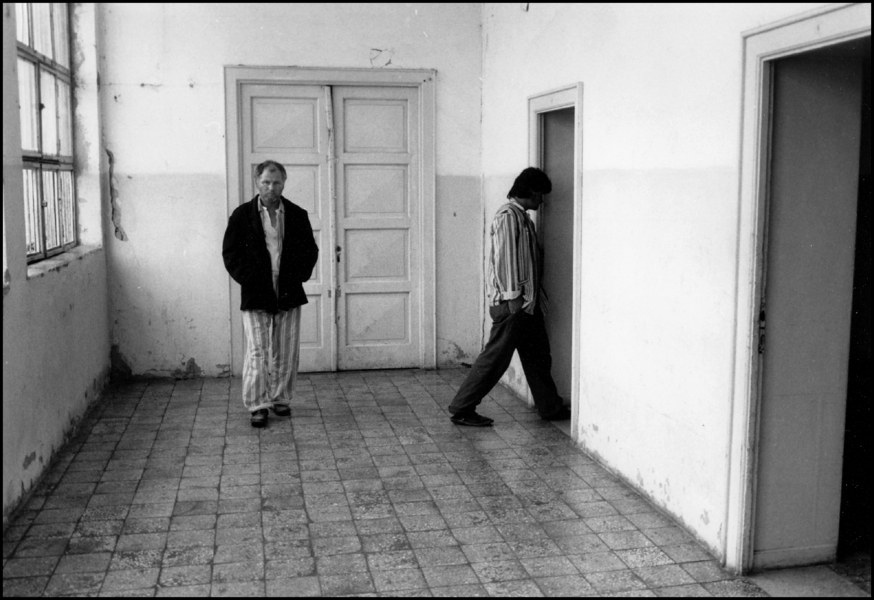 Guys Pace in mental asylum, Elbasan, Albania1992 : Albania 1992 : BILL FOLEY 
