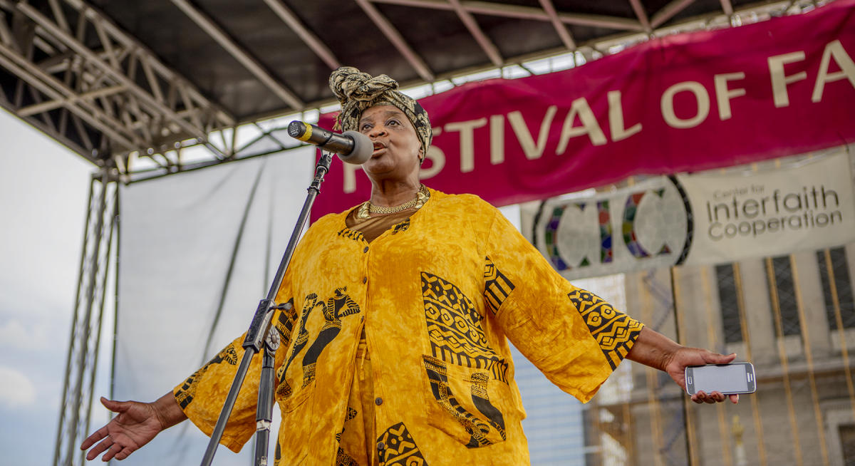 Ms. Callie Sanders reads poetry to the people at the Festival of Faith 2019. : Festival of Faith, Back in Person! 2022. Military Park Downtown, Indianapolis, September 18, 2022! And Festival of Faith Pre-Pandemic 2019! : BILL FOLEY 